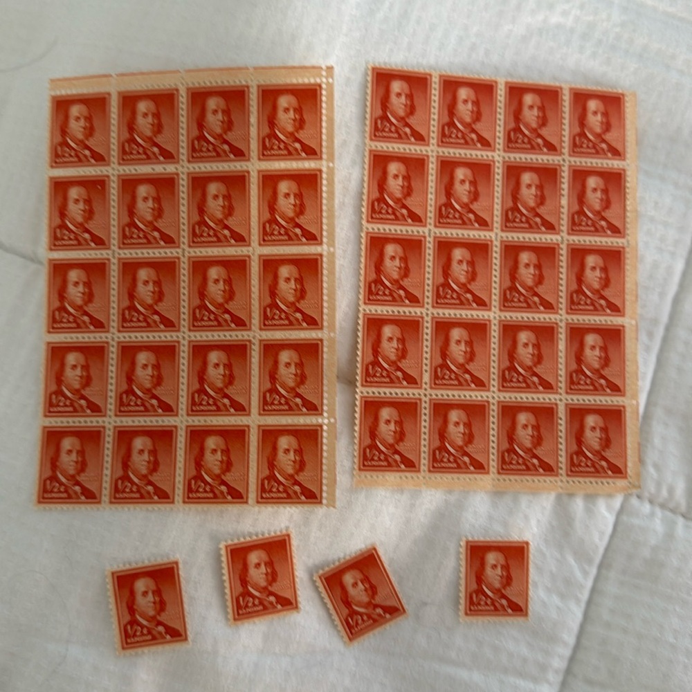 Ben Franklin Postage Stamps / UNUSED // .5 Cents / Red
